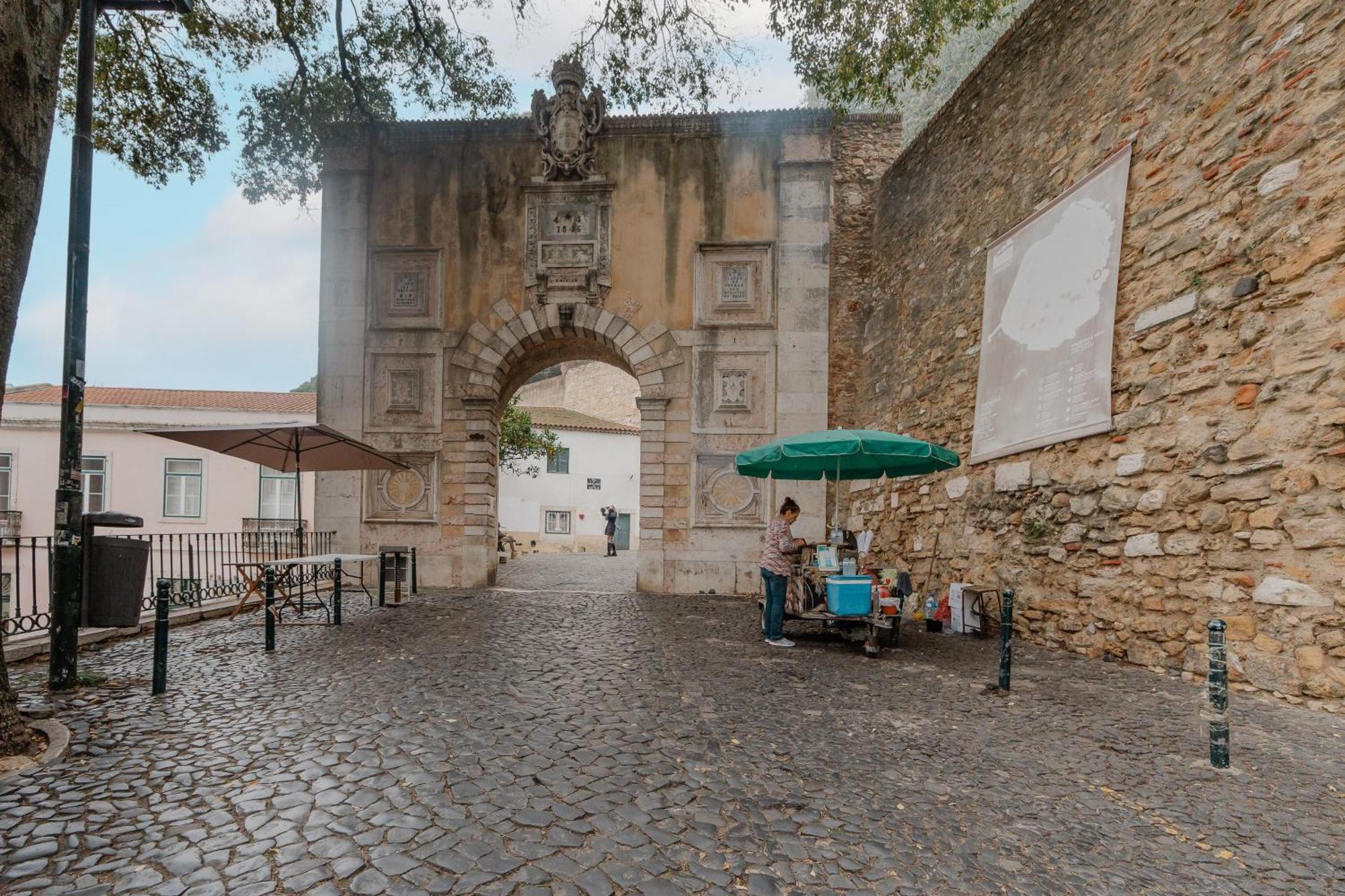 Stylish Getaway In A Mezzanine Flat By The Castle Apartment Lisbon Exterior photo
